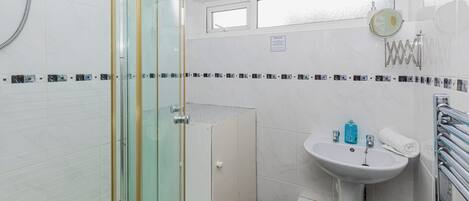 ヘアドライヤー、タオル、石鹸、トイレットペーパー