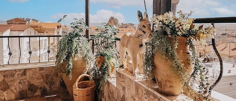 Deluxe Condo, City View | Interior