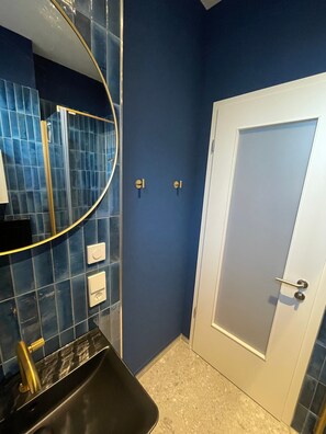 Bruser, hårtørrer, håndklæder