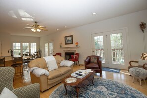 Living area - Links & Lake View | Spacious Retreat Near Pinehurst Golf & Village - 8 beds (Pinehurst)