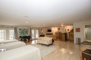 Living area - Links & Lake View | Spacious Retreat Near Pinehurst Golf & Village - 8 beds (Pinehurst)