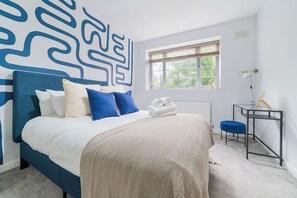 Iron/ironing board, WiFi, bed sheets - Cozy 2-Bed Flat in Central London | Sleeps 5 | Ideal for Business & Family Stays (London)
