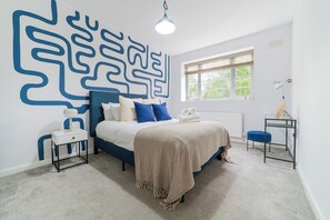 Iron/ironing board, WiFi, bed sheets - Cozy 2-Bed Flat in Central London | Sleeps 5 | Ideal for Business & Family Stays (London)