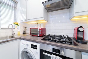 Microwave, oven, stovetop, dishwasher - Cozy 2-Bed Flat in Central London | Sleeps 5 | Ideal for Business & Family Stays (London)