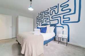 Iron/ironing board, WiFi, bed sheets - Cozy 2-Bed Flat in Central London | Sleeps 5 | Ideal for Business & Family Stays (London)