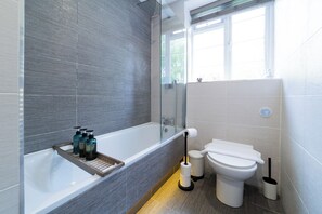 Hair dryer, towels, soap, toilet paper - Cozy 2-Bed Flat in Central London | Sleeps 5 | Ideal for Business & Family Stays (London)