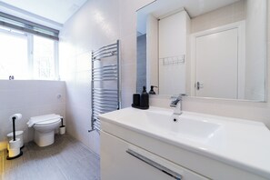 Hair dryer, towels, soap, toilet paper - Cozy 2-Bed Flat in Central London | Sleeps 5 | Ideal for Business & Family Stays (London)