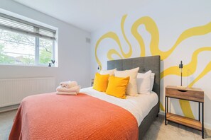 Iron/ironing board, WiFi, bed sheets - Cozy 2-Bed Flat in Central London | Sleeps 5 | Ideal for Business & Family Stays (London)