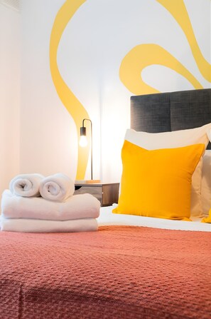 Iron/ironing board, WiFi, bed sheets - Cozy 2-Bed Flat in Central London | Sleeps 5 | Ideal for Business & Family Stays (London)