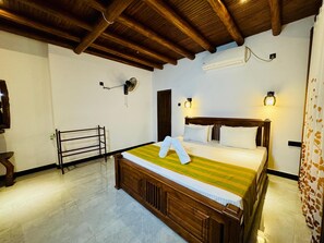 Desk, free WiFi - Stone Carving Resort (Udawalawa)