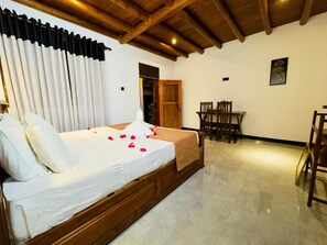 Desk, free WiFi - Stone Carving Resort (Udawalawa)