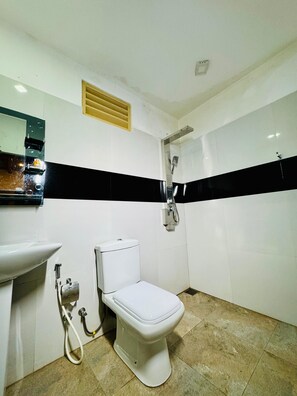 Shower, towels, soap, shampoo - Stone Carving Resort (Udawalawa)