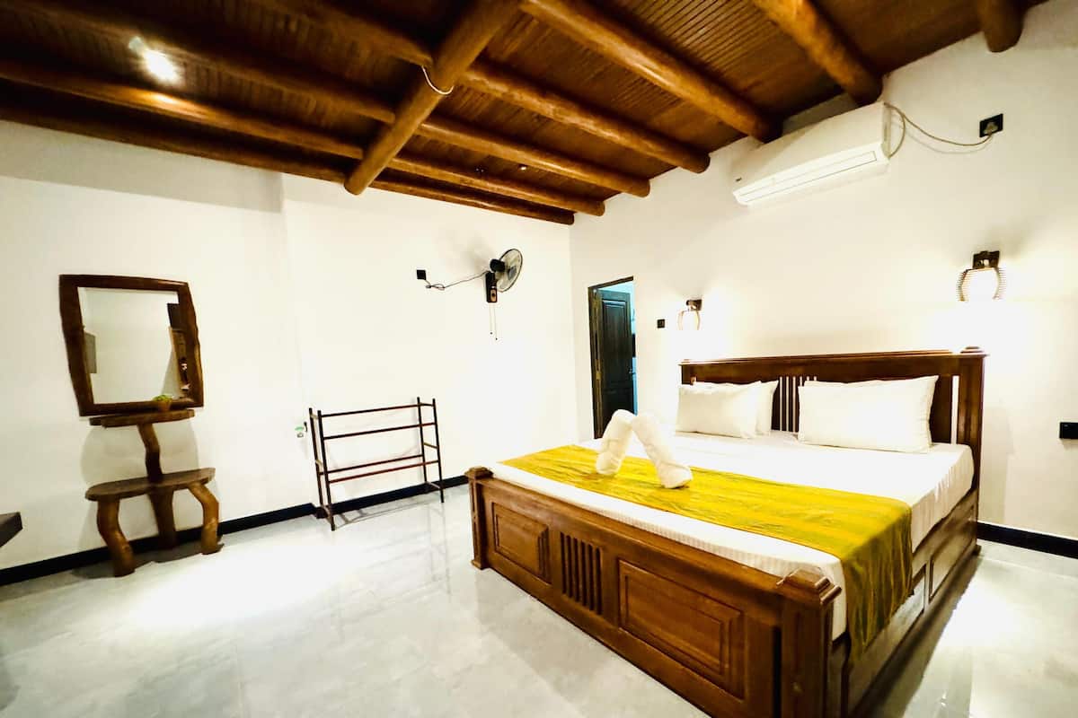 Classic Double Room, Balcony, Canal View