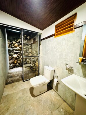 Family Room, Balcony, Garden View | Bathroom | Shower, towels, soap, shampoo - Stone Carving Resort (Udawalawa)