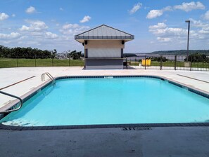 Seasonal outdoor pool - The Hotel Vue (Natchez)