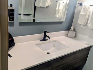 Shower, hair dryer, towels, soap - The Hotel Vue (Natchez)