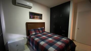 4 bedrooms, iron/ironing board, WiFi, bed sheets