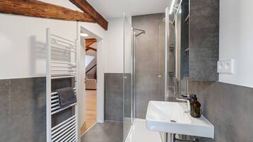 Dusche, Haartrockner, Handtücher