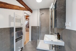 Dusche, Haartrockner, Handtücher