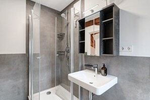 Dusche, Haartrockner, Handtücher