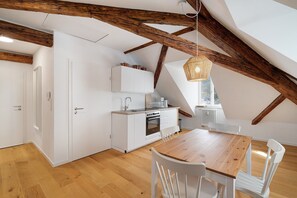 Kühlschrank, Ofen, Herdplatte, Wasserkocher mit Kaffee-/Teezubehör