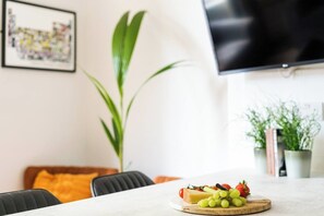Dining - 2-Bedroom Close to City Centre - Sleeps 6 (Cardiff)