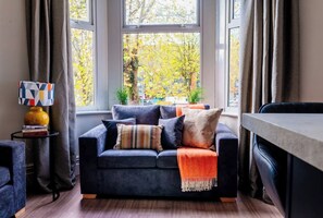 TV - 2-Bedroom Close to City Centre - Sleeps 6 (Cardiff)