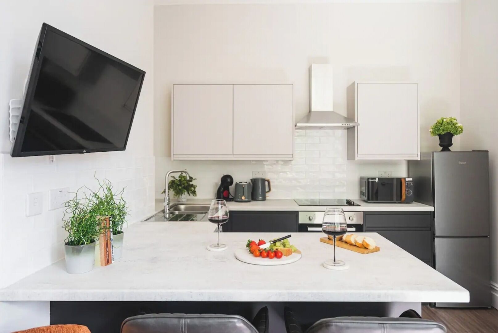 Kühlschrank, Mikrowelle, Ofen, Herdplatte