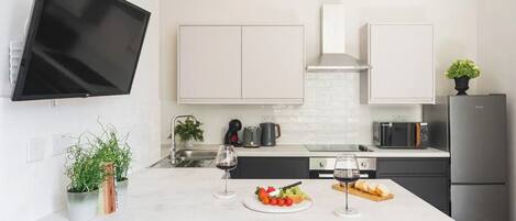 Kühlschrank, Mikrowelle, Ofen, Herdplatte