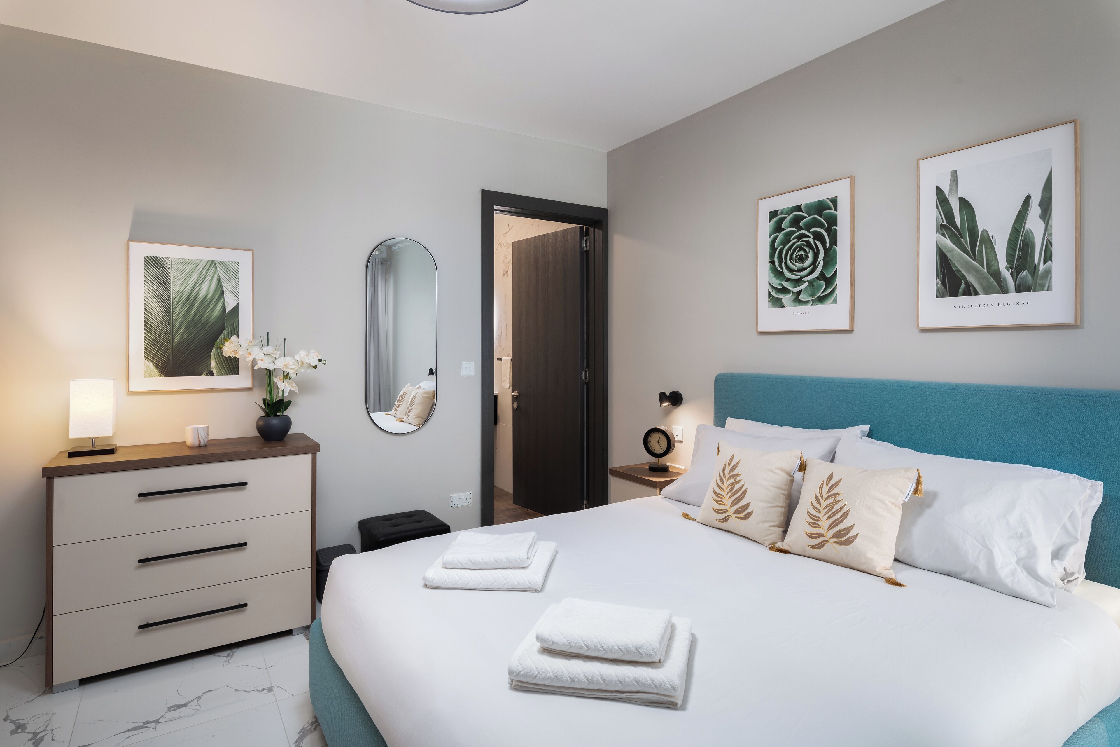 Cortinas blackout, tabla de planchar con plancha y wifi gratis 