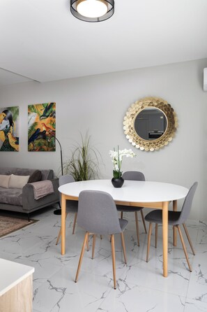 Apartamento, 2 quartos, vista para a cidade | Opções para refeição