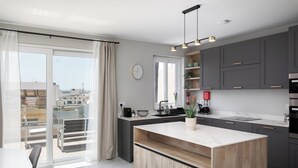 Apartment, 2 Bedrooms, City View | Dapur peribadi
