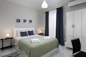 Apartamento, 2 quartos, vista para a cidade | Cortinas blackout, ferros/tábuas de passar roupa, Wi-Fi de cortesia
