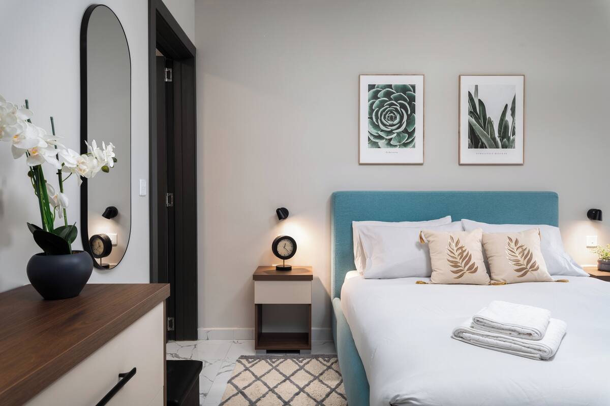 Apartamento, 2 quartos, vista para a cidade | Cortinas blackout, ferros/tábuas de passar roupa, Wi-Fi de cortesia