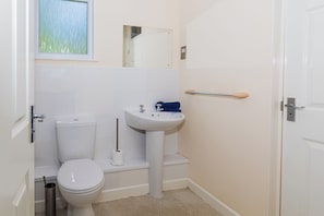 Sèche-cheveux, serviettes fournies, savon, papier toilette