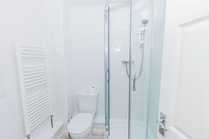 Sèche-cheveux, serviettes fournies, savon, papier toilette