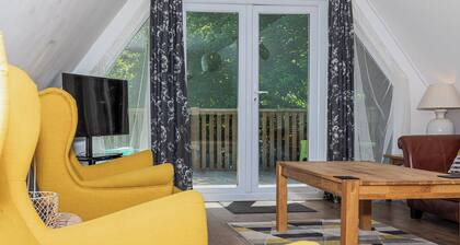 3 Bed Valley Lodge w/pool access @ Honicombe holiday park