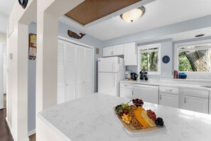 Fridge, microwave, oven, stovetop - Lagoon view, central location, Parkside villa (Kiawah Island)