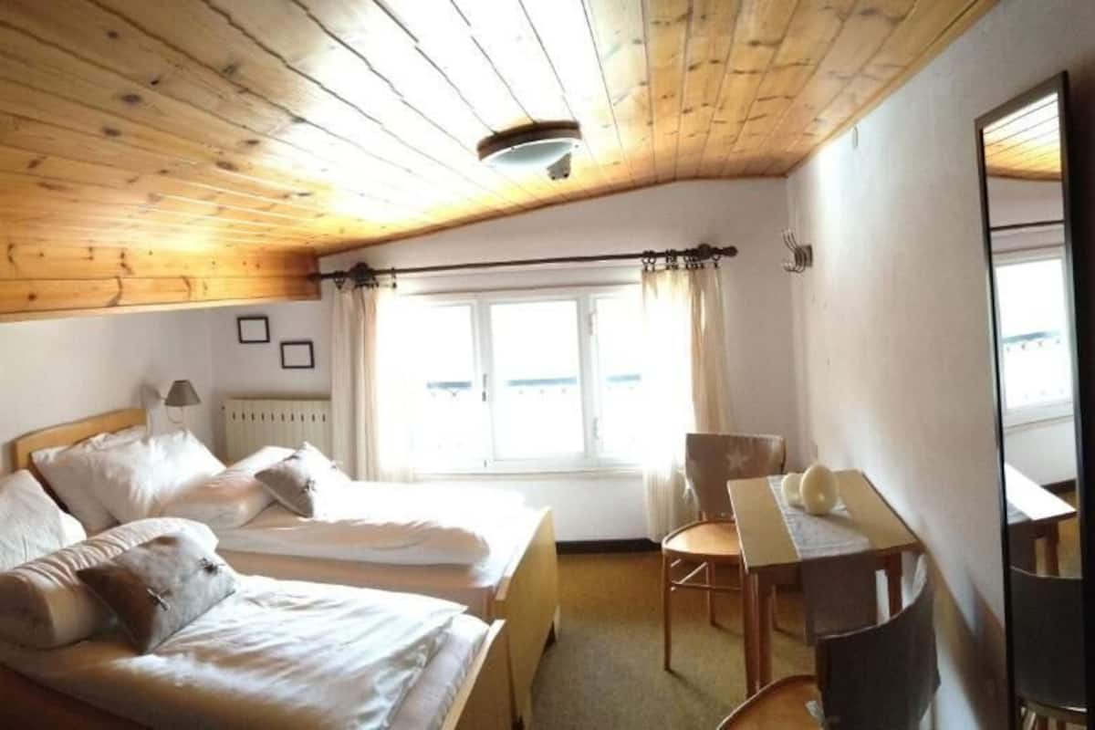 Standaard kamer, 1 twee- of 2 eenpersoonsbedden, balkon, uitzicht op bergen | Gratis wifi