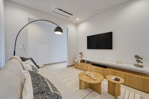 TV - 2BR Ocean View + Beach Club  in Playas del Coco | Naumi N422 (Sardinal)