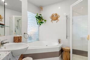 Shower - The Waves Waterfront Studio Opposite Cowes Beach (Cowes)