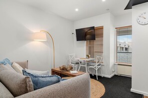 Living area - The Waves Waterfront Studio Opposite Cowes Beach (Cowes)
