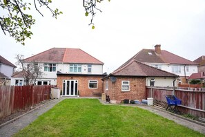 Exterior - Spacious 4-Bed Near Heathrow | Sleeps 9 | Free Parking & WiFi (Hounslow)
