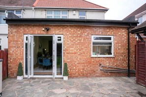 Outdoor dining - Spacious 4-Bed Near Heathrow | Sleeps 9 | Free Parking & WiFi (Hounslow)