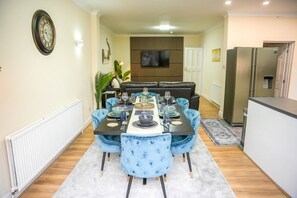 Dining - Spacious 4-Bed Near Heathrow | Sleeps 9 | Free Parking & WiFi (Hounslow)