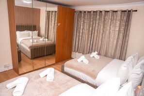 4 bedrooms, iron/ironing board, free WiFi, bed sheets - Spacious 4-Bed Near Heathrow | Sleeps 9 | Free Parking & WiFi (Hounslow)