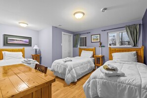 5 Schlafzimmer, Schreibtisch, Bügeleisen/Bügelbrett, Reisekinderbett