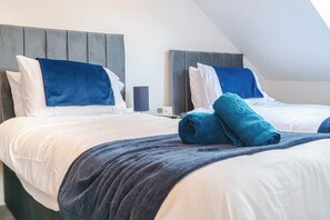 Iron/ironing board, Internet - Spacious 4 Bed 2.5 Bath House - Parking- LongStays (Redditch)