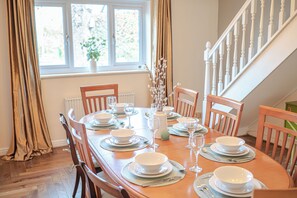 Dining - Spacious 4 Bed 2.5 Bath House - Parking- LongStays (Redditch)
