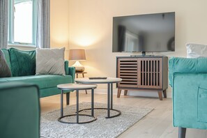 Living area - Spacious 4 Bed 2.5 Bath House - Parking- LongStays (Redditch)